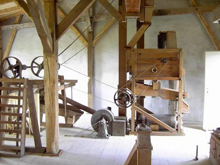 zeigt Getriebeteile im Inneren der Mühle