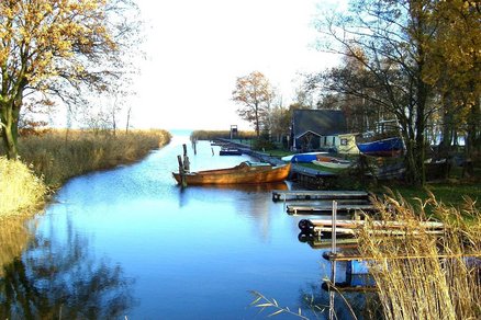 zeigt Vogelsanger Kanal mit Sportbooten