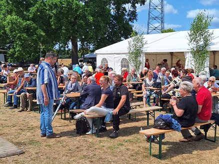 zeigt Darsteller beim Auftritt und Festbesucher