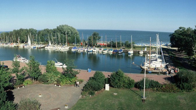 zeigt Seglerhafen von Mönkebude