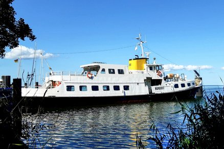 zeigt Fahrgastschiff "Nordost"