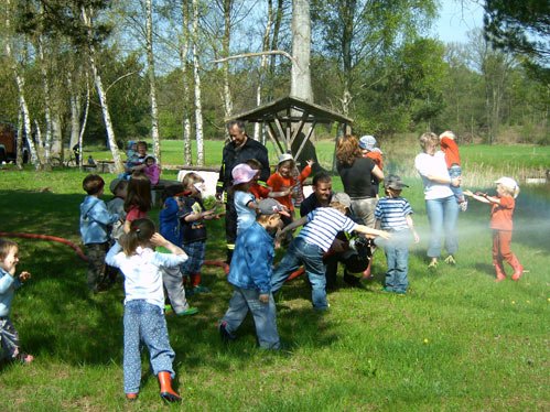 zeigt spielende Kinder an der Zarow