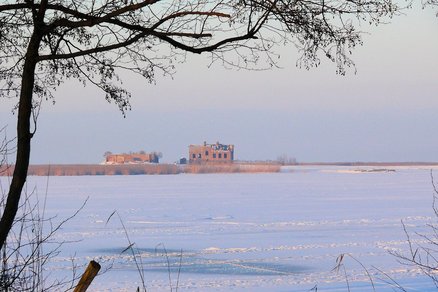 zeigt Ruinen auf dem Riether Werder im Winter