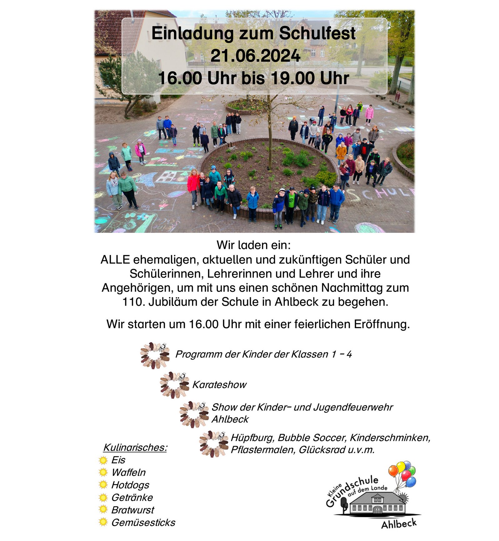 zeigt Plakat Einladung zum Schulfest