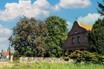zeigt das Gebäude der früheren Schmiede
