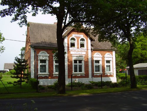 zeigt Ansicht eines Gründerzeitgebäudes in Klinkerbauweise und mit Fassadenzierelementen