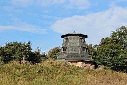 zeigt Baukörper und Dachbereich der alten Holländerwindmühle