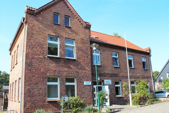 Das Multiple Haus in Altwarp/Dorf bietet verschiedensten Dienstleistungsangeboten Raum. Hier kommt auch die Gemeindevertretung zu ihren Sitzungen zusammen und befinden sich die Heimatstube sowie das Büro des Bürgermeisters. zeigt Ansicht des Gebäudes Multiples Haus