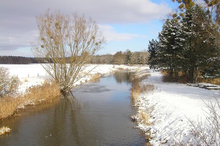 zeigt eingeschneite Landschaft mit kleinem Fluss
