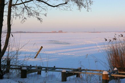 zeigt Blick über den Warper See auf den Riether Werder im Winter