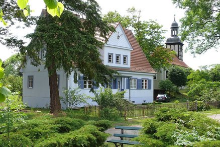zeigt Bebauung und Kirche von Rieth