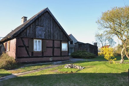 zeigt Fachwerkwohngebäude