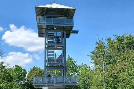 zeigt Aussichtsturm auf dem Apothekerberg von Liepgarten