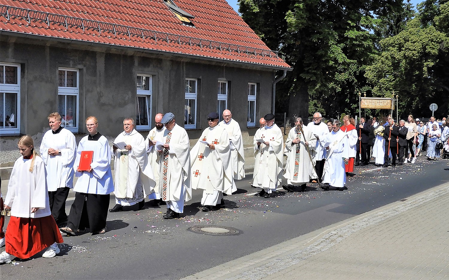 zeigt Prozessionszug durch Hoppenwalde