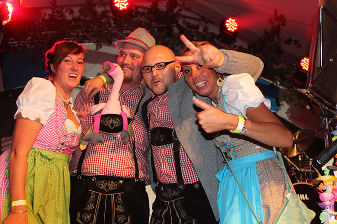 öffnet internen Link in aktuellem Fenster zeigt 2 Pärchen Festbesucher in Dirndl und Lederhose