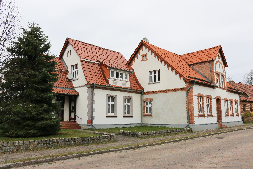 zeigt Straßenansicht Gebäude Dorfstr. 5