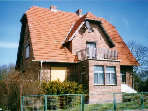Wohnhaus in Lübs zeigt Ansicht eines geklinkerten Wohngebäudes