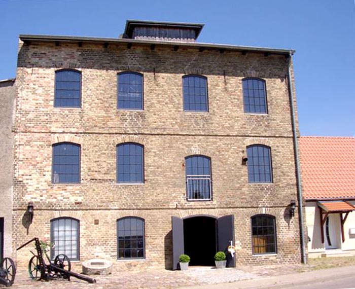 zeigt Außenansicht der Motormühle